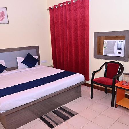 Hotel The Finch Puri Esterno foto