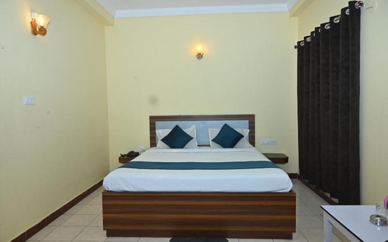 Hotel The Finch Puri Esterno foto