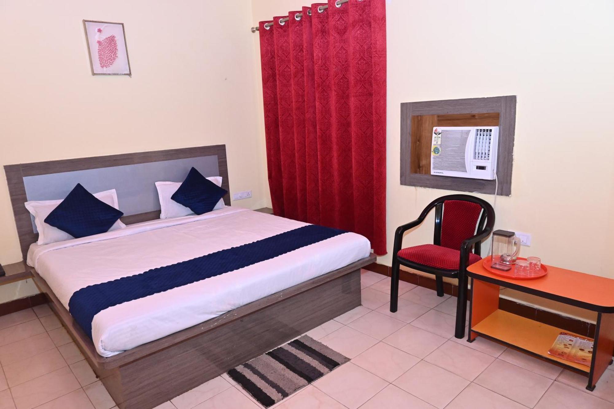 Hotel The Finch Puri Esterno foto