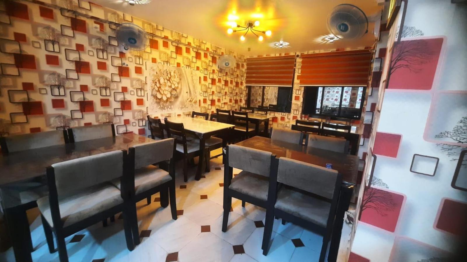 Hotel The Finch Puri Esterno foto