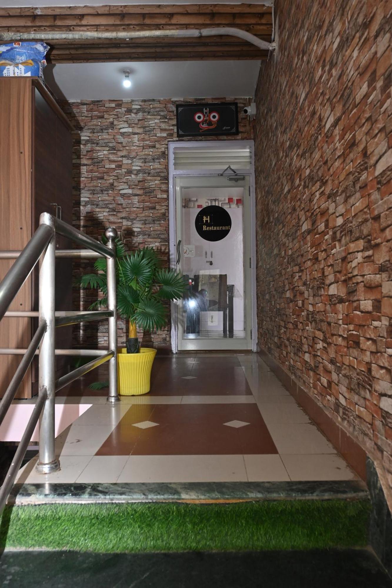 Hotel The Finch Puri Esterno foto