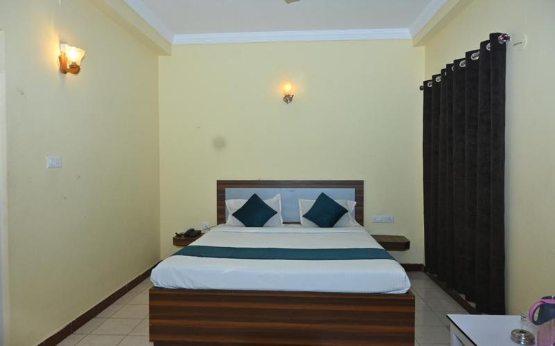 Hotel The Finch Puri Esterno foto